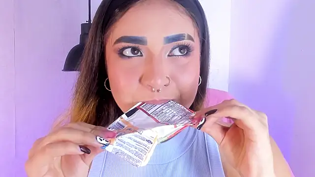 Shanntal  online show from November 4, 7:50 pm