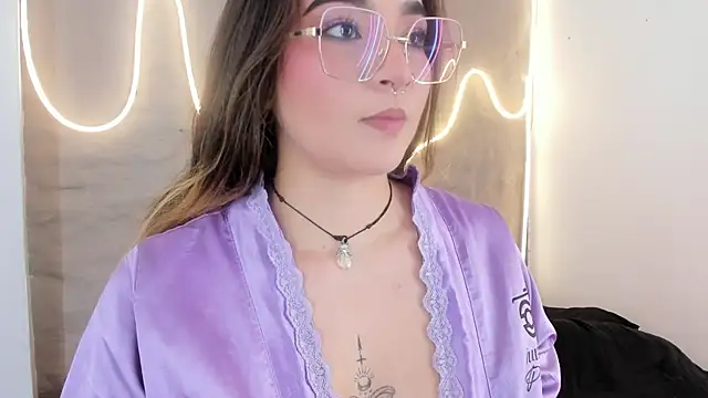 Shanntal  online show from February 19, 7:44 pm