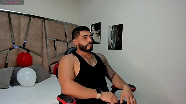 Snapshot of LeandroRusso chatting on February 15, 8:12 pm LeandroRusso online show from February 15, 8:12 pm