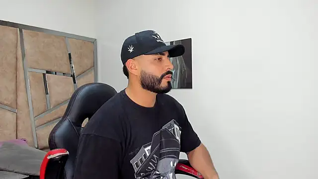 Snapshot of LeandroRusso chatting on February 26, 8:36 pm LeandroRusso online show from February 26, 8:36 pm