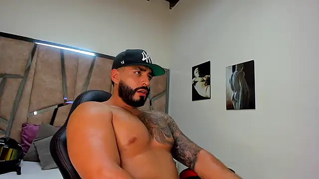 Snapshot of LeandroRusso chatting on March 7, 11:27 pm LeandroRusso online show from March 7, 11:27 pm