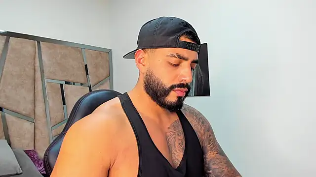 Snapshot of LeandroRusso chatting on March 2, 8:57 pm LeandroRusso online show from March 2, 8:57 pm