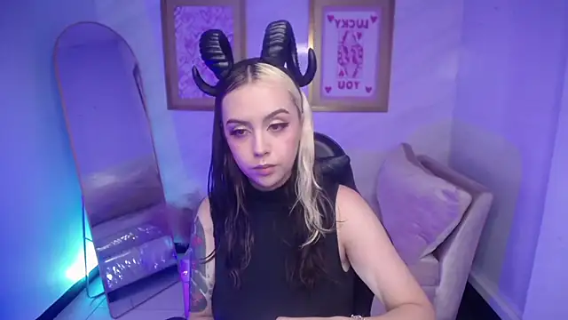 Snapshot of Hela_v chatting on October 31, 12:46 pm Hela v online show from October 31, 12:46 pm