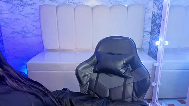 Hela v online show from April 13, 1:04 pm