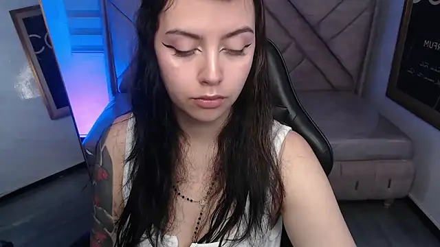 Hela v online show from May 10, 1:04 pm