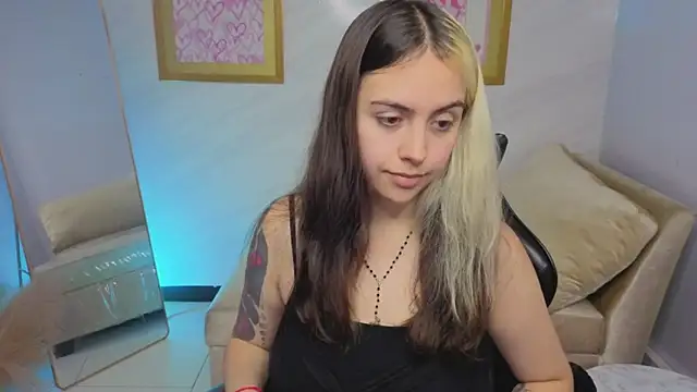 Snapshot of Hela_v chatting on November 27, 7:58 pm Hela v online show from November 27, 7:58 pm