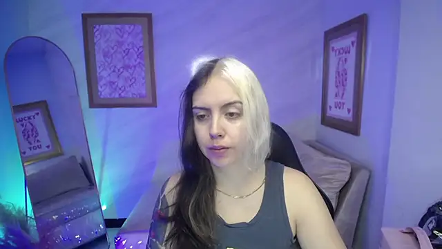Snapshot of Hela_v chatting on September 25, 11:49 am Hela v online show from September 25, 11:49 am
