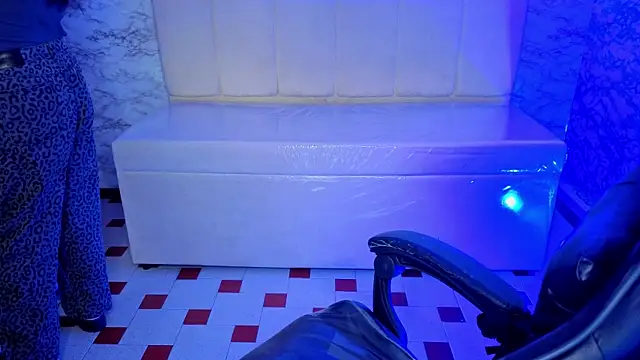 Hela v online show from April 8, 1:01 pm