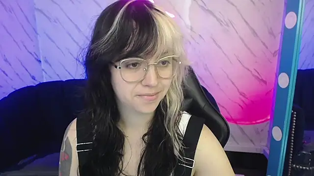 Hela v online show from February 21, 1:13 pm