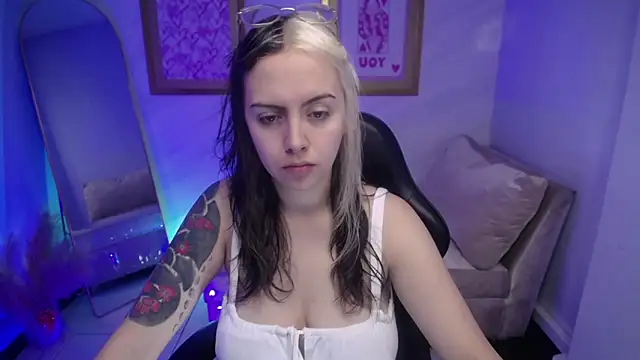 Snapshot of Hela_v chatting on September 30, 12:00 pm Hela v online show from September 30, 12:00 pm