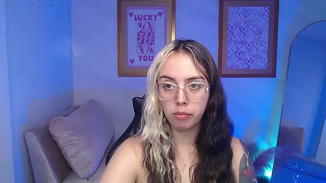 Snapshot of Hela_v chatting on November 24, 8:09 pm Hela v online show from November 24, 8:09 pm