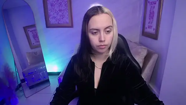 Snapshot of Hela_v chatting on September 24, 12:11 pm Hela v online show from September 24, 12:11 pm