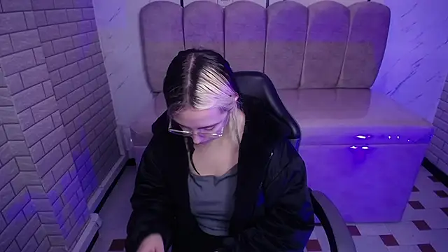 Snapshot of Hela_v chatting on November 15, 11:58 am Hela v online show from November 15, 11:58 am