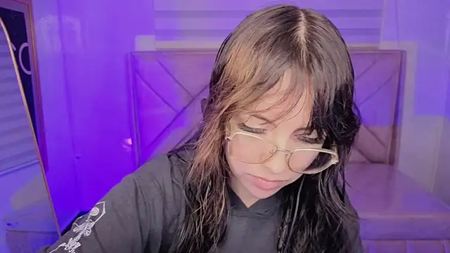 Snapshot of Hela_v chatting on June 13, 1:09 pm Hela v online show from June 13, 1:09 pm