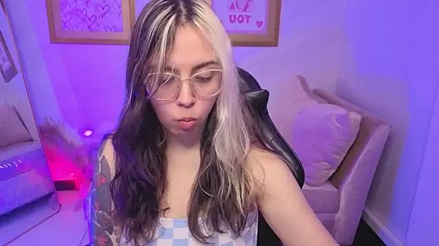 Snapshot of Hela_v chatting on December 3, 7:57 pm Hela v online show from December 3, 7:57 pm