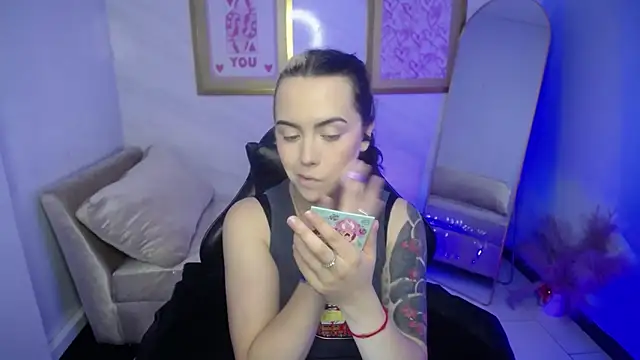 Snapshot of Hela_v chatting on November 7, 1:04 pm Hela v online show from November 7, 1:04 pm