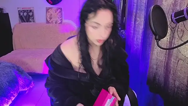 Snapshot of Hela_v chatting on July 13, 2:38 pm Hela v online show from July 13, 2:38 pm
