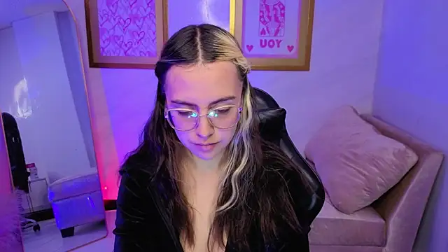 Snapshot of Hela_v chatting on November 26, 8:09 pm Hela v online show from November 26, 8:09 pm