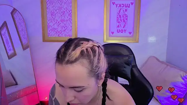 Hela v online show from February 16, 8:07 pm