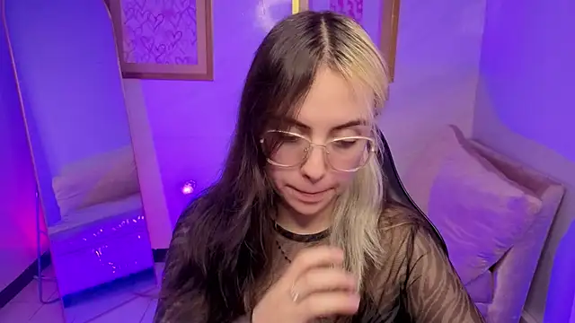 Snapshot of Hela_v chatting on November 28, 8:09 pm Hela v online show from November 28, 8:09 pm