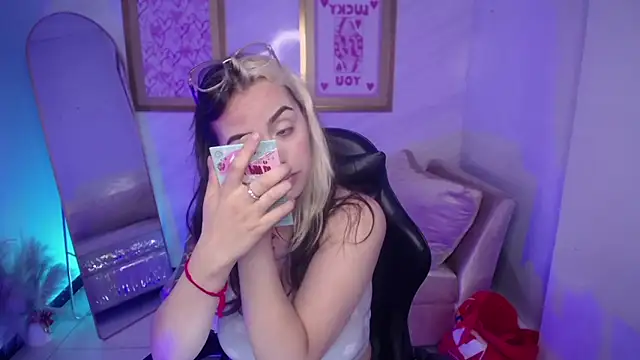 Snapshot of Hela_v chatting on November 10, 8:25 pm Hela v online show from November 10, 8:25 pm