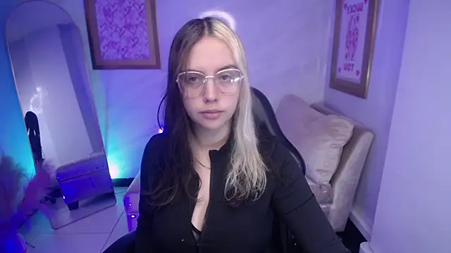 Snapshot of Hela_v chatting on September 19, 12:09 pm Hela v online show from September 19, 12:09 pm