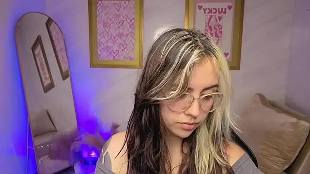 Snapshot of Hela_v chatting on December 4, 8:08 pm Hela v online show from December 4, 8:08 pm