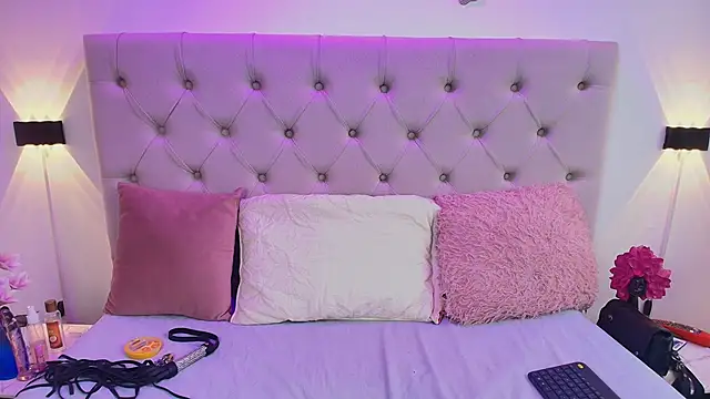 Snapshot of Alyssaa_Hunter chatting on March 8, 7:31 pm Alyssaa Hunter online show from March 8, 7:31 pm