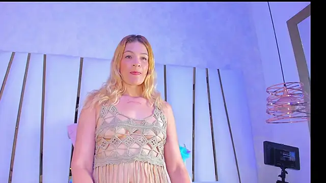 Snapshot of violet_gray_ chatting on October 5, 11:34 am violet gray online show from October 5, 11:34 am