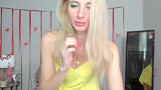 Snapshot of skinnyladyy chatting on February 21, 2:06 am skinnyladyy online show from February 21, 2:06 am