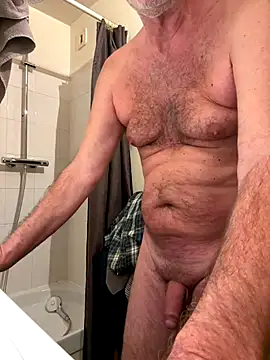 Snapshot of vincent1522 chatting on October 26, 9:31 am vincent1522 online show from October 26, 9:31 am