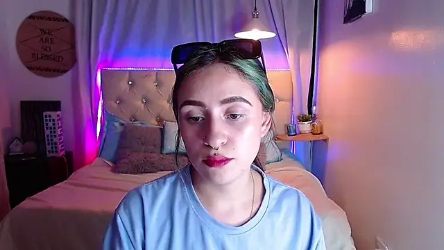 Snapshot of melodygirl__ chatting on March 3, 11:24 pm melodygirl online show from March 3, 11:24 pm