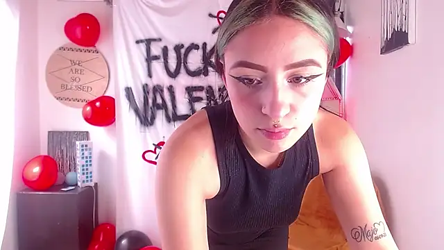 Snapshot of melodygirl__ chatting on February 15, 7:28 pm melodygirl online show from February 15, 7:28 pm