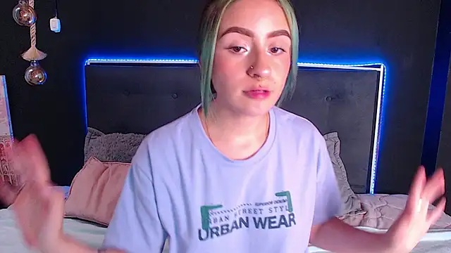 Snapshot of melodygirl__ chatting on February 24, 8:03 pm melodygirl online show from February 24, 8:03 pm