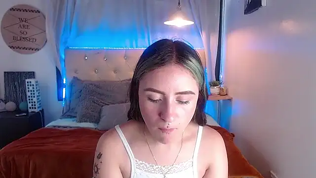 Snapshot of melodygirl__ chatting on March 10, 8:23 pm melodygirl online show from March 10, 8:23 pm