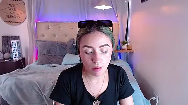 Snapshot of melodygirl__ chatting on February 28, 9:23 pm melodygirl online show from February 28, 9:23 pm