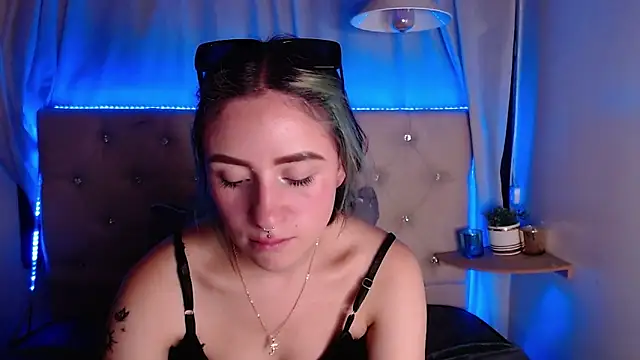 Snapshot of melodygirl__ chatting on March 11, 11:04 pm melodygirl online show from March 11, 11:04 pm