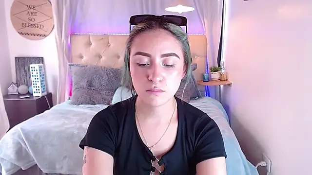 Snapshot of melodygirl__ chatting on February 28, 6:20 pm melodygirl online show from February 28, 6:20 pm