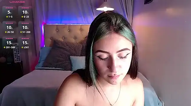 Snapshot of melodygirl__ chatting on February 8, 10:40 pm melodygirl online show from February 8, 10:40 pm