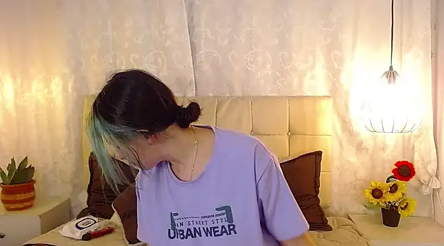 Snapshot of melodygirl__ chatting on February 12, 7:45 pm melodygirl online show from February 12, 7:45 pm