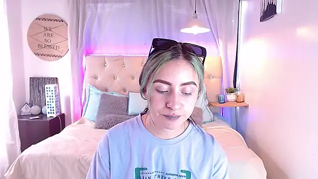 Snapshot of melodygirl__ chatting on March 3, 8:21 pm melodygirl online show from March 3, 8:21 pm