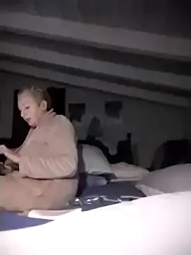 Snapshot of divinaerotica chatting on December 4, 7:13 pm divinaerotica online show from December 4, 7:13 pm