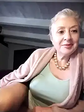 Snapshot of divinaerotica chatting on November 30, 1:45 pm divinaerotica online show from November 30, 1:45 pm