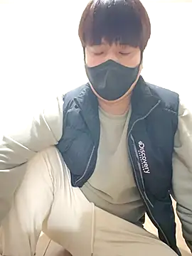 Tyyyggjju online show from December 5, 1:53 pm