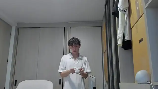 Snapshot of miketwink chatting on September 20, 10:37 pm miketwink online show from September 20, 10:37 pm