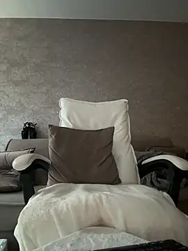 Snapshot of LillySquirtShot chatting on June 17, 11:14 pm LillySquirtShot online show from June 17, 11:14 pm