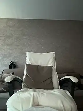 Snapshot of LillySquirtShot chatting on June 18, 11:10 pm LillySquirtShot online show from June 18, 11:10 pm