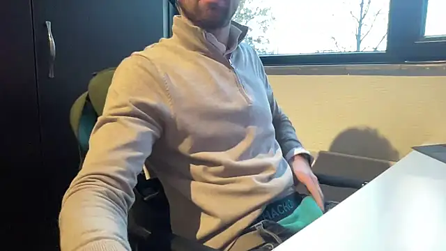 Snapshot of bullyboyy chatting on December 4, 3:11 pm bullyboyy online show from December 4, 3:11 pm