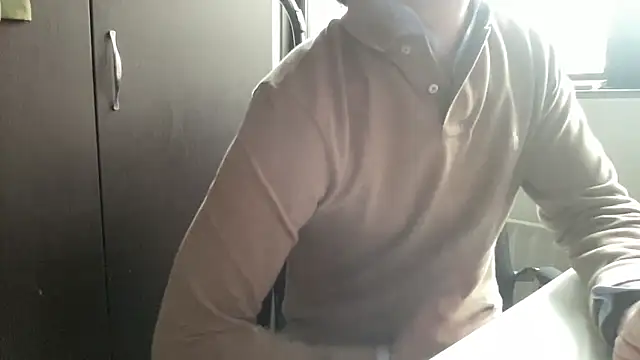 Snapshot of bullyboyy chatting on October 31, 8:33 am bullyboyy online show from October 31, 8:33 am