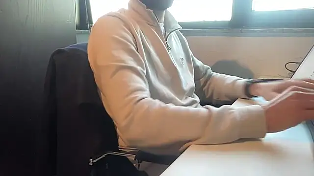 Snapshot of bullyboyy chatting on December 15, 9:48 am bullyboyy online show from December 15, 9:48 am